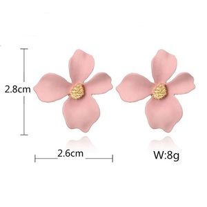 Brand new beautiful pink flowers stud earrings!!💖